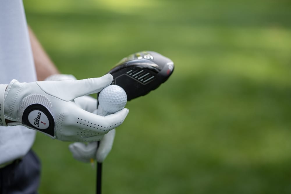 Close,up,man,golfer,hand,holding,golf,club,hitting,golf